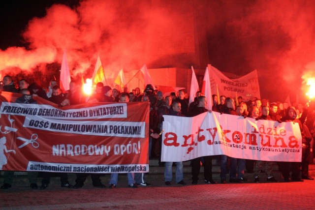 Marsz Idzie Antykomuna w 2011 roku przeszedł z Pasażu Schillera pod pomnik Tadeusza Kościuszki na Placu Wolności