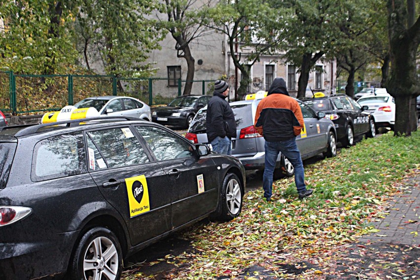 Pogrzeb taksówkarza w Lublinie. Koledzy - taksówkarze towarzyszyli zmarłemu w ostatniej drodze (ZDJĘCIA)                             