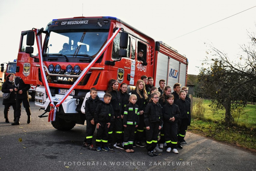 Strażacy z OSP Niegosławice dostali nowy wóz bojowy. Zastąpi...