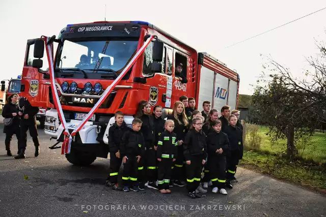 Strażacy z OSP Niegosławice dostali nowy wóz bojowy. Zastąpi on wysłużonego stara.