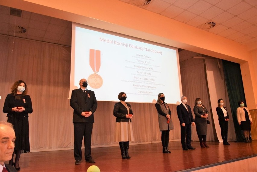Odznaczenia i nagrody dla nauczycieli przyznane w 2020 roku - wręczone. Otrzymało je 5 osób z powiatu opatowskiego