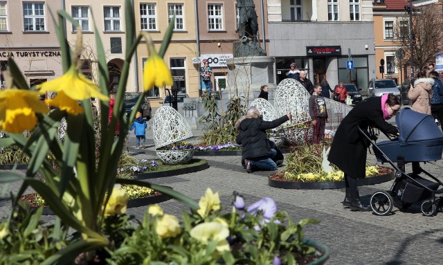 Nagła zmiana pogody na słoneczną i ciepłą wyciągnęła grudziądzan z domów, którzy chętnie spacerują po starówce podziwiając wystrój świąteczny grudziądzkiego rynku