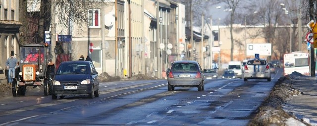 Przy okazji przebudowy ulicy Limanowskiego można byłoby poprawić bezpieczeństwo osób korzystających z przejścia dla pieszych przy stacji krwiodawstwa.