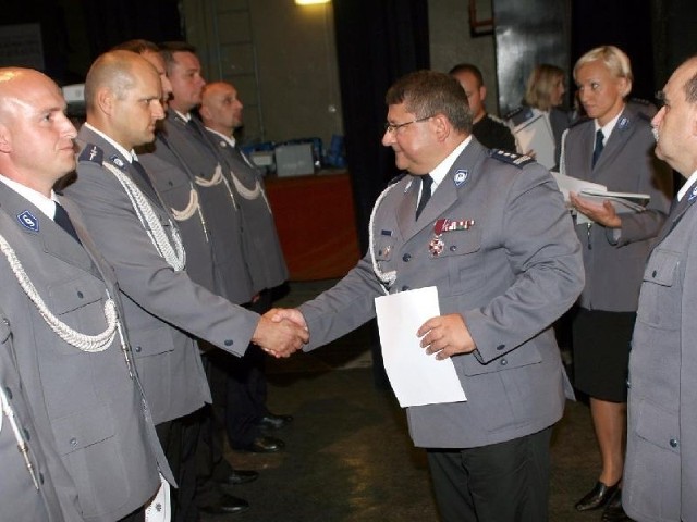55 policjantek i policjantów odebrało awanse służbowe. Wręczał je podkarpacki komendant wojewódzki policji inspektor Zdzisław Stopczyk i komendant miejski policji w Tarnobrzegu,