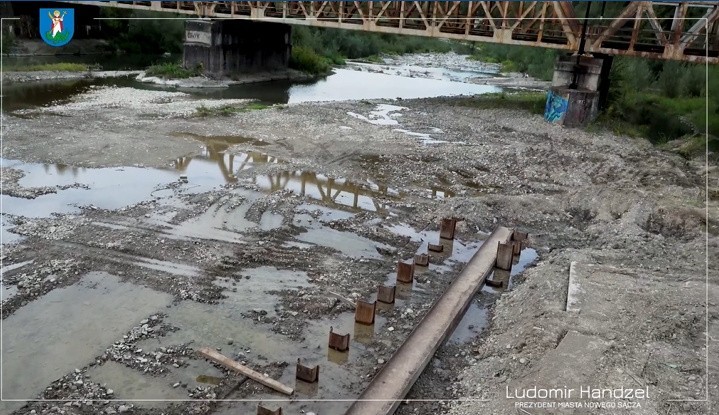 Nowy Sącz. Trwa budowa tymczasowego mostu na rzece Kamienica. Kiedy będzie gotowa? [ZDJĘCIA]