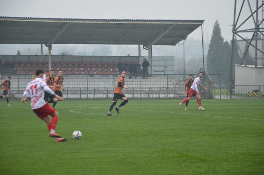 Gra piłkarska 3. liga. 5-6.11.2022. Korona II Kielce rozbiła Wisłę Sandomierz, wygrane Czarnych Połaniec i KSZO 1929 Ostrowiec