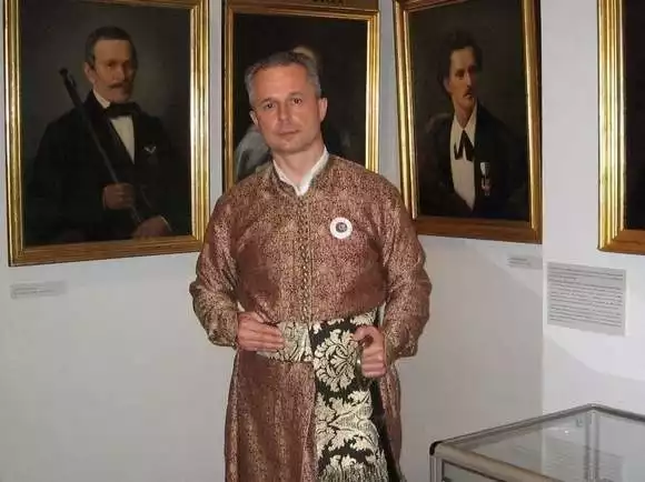 Radny Sławomir Adamiec jest członkiem Bractwa Kurkowego w Radomiu.