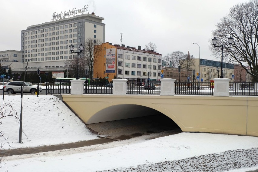 Przejazd dla rowerów pod mostem w pobliżu ronda Lussy w...