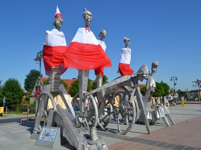 Rzeźby wystawy „Chichot życia” na rynku oraz Olsztyński...