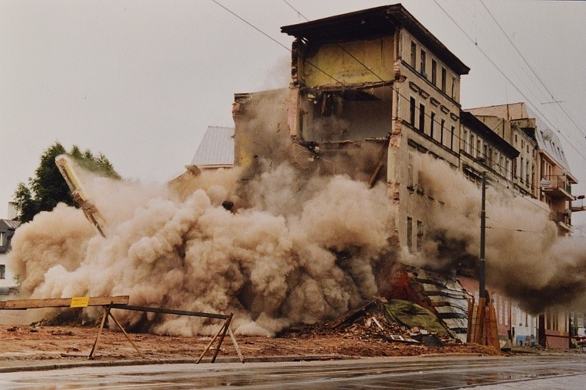 1999 rok. Wyburzanie kamienic przy ulicy Pułaskiego