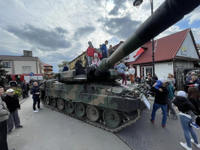 Podczas pikniku militarnego na przybyłych czekało mnóstwo atrakcji. Największe zainteresowanie wzbudził czołg Leopard.