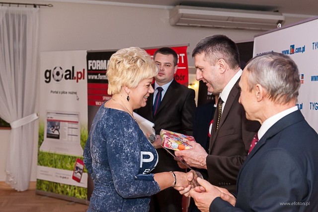 Marianna Pędzich odebrała nagrodę z rąk starosty Stanisłąwa Kubła.