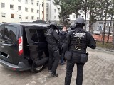 Napad rabunkowy pod Łodzią. Fałszywi policjanci wtargnęli do domu i sterroryzowali domowników. Wkrótce zostali... skuci kajdankami. FILM