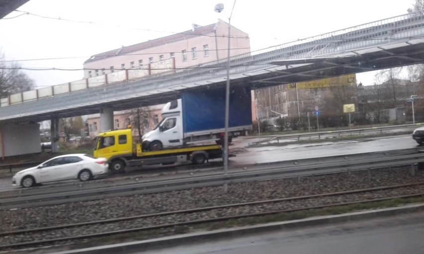 Niecodzienna sytuacja na ulicy Gdańskiej w Szczecinie. Przejechał pod wiaduktem na milimetry