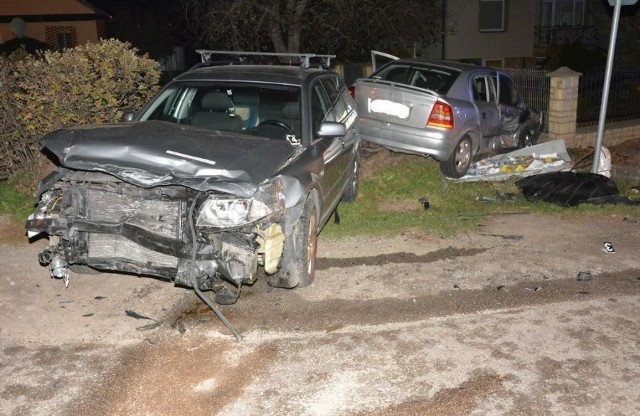 Do zdarzenia doszło w sobotę po godz. 18, w Rozborzu Długim w pow. jarosławskim. Ze wstępnych ustaleń policjantów wynika, że 36-letnia mieszkanka Jarosławia jadąc drogą od miejscowości Rzeplin, nie zastosowała się do znaku "stop" i wjechała na skrzyżowanie, doprowadzając do zderzenia z volkswagenem, którym kierował 38-letni mieszkaniec powiatu przeworskiego.Kierująca oplem oraz pasażerowie tego pojazdu w wieku 34 i 15 lat trafili do szpitala. Ranny został też kierujący volkswagenem oraz czworo jego pasażerów wieku 38, 11, 6 i 4 lat. Wszyscy zostali przewiezieni do szpitali. Funkcjonariusze ustalili, że kierowcy byli trzeźwi.Na miejscu wypadku policjanci wykonali oględziny. Prowadzone postępowanie pozwoli wyjaśnić szczegółowo okoliczności tego zdarzenia.