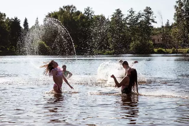 Topornia, to jeden z najpiękniejszych zalewów w regionie radomskim. Od prawie pół wieku wypoczytwają tu mieszkańcy Przysuchy i regionu. Prawie pięć hektarów powierzchni liczy zalew w Toporni pod Przysuchą. Gdy tylko poprawiła się pogoda, od razu przychodzą tu chętni do wypoczynku. Zalew kusi też mieszkańców Łodzi, Warszawy, Radomia czy Opoczna. Zalew znajduje się niedaleko drogi wylotowej z Przysuchy w kierunku Końskich. Przy zalewie jest las, ośrodek z domkami, place zabaw, bar, boiska. To dobre miejsce na spacery po lesie, nawet jeśli akurat pogoda nie sprzyja plażowaniu. Zobaczcie, jak zmieniał się zalew przez lata.