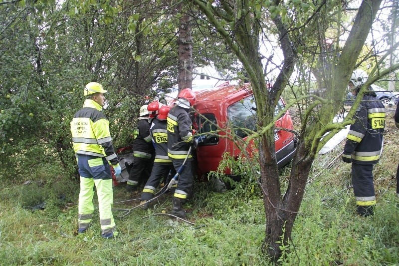 Wypadek w Winowie. Dwie osoby ranne