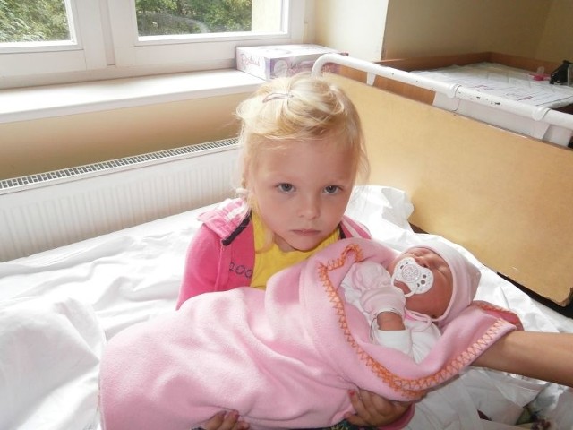 Zuzia Bednarczyk, córka Eweliny i Rafała z Ostrowi Mazowieckiej urodziła się 22 sierpnia. Ważyła 4400 g, mierzyła 63 cm. W domu na braciszka czeka siostrzyczka Maja. Na zdjęciu z siostrą Antosią
