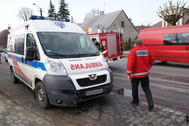 W wypadku ranny został ratownik medyczny z karetki zwoleńskiego pogotowia.