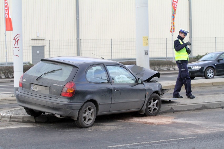 Wypadek na Krakowskiej. Toyota uderzyła w latarnię