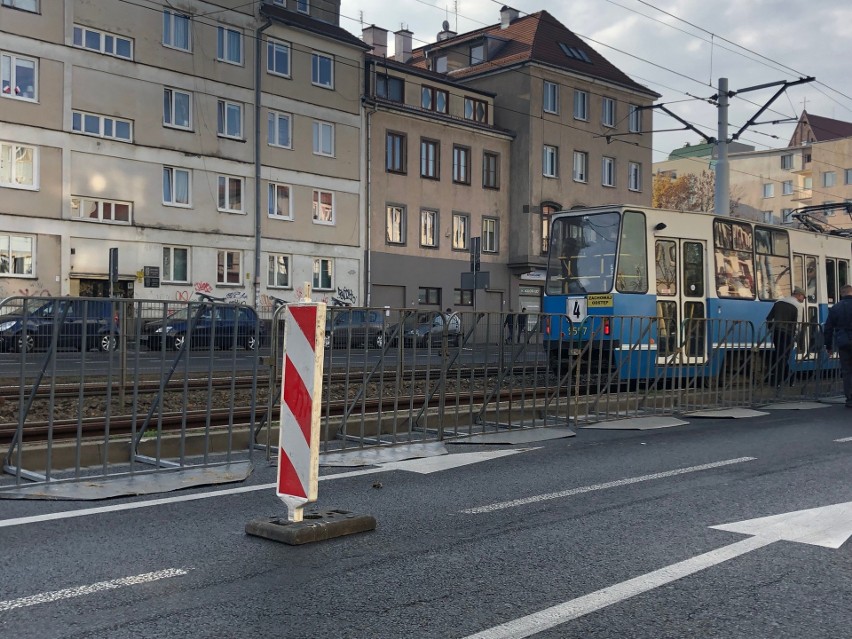 Marsz narodowców we Wrocławiu rozwiązany. Są ranni, wśród nich policjant. Dutkiewicz: Brak wsparcia policji. Ta odpowiada: Był pan tam?