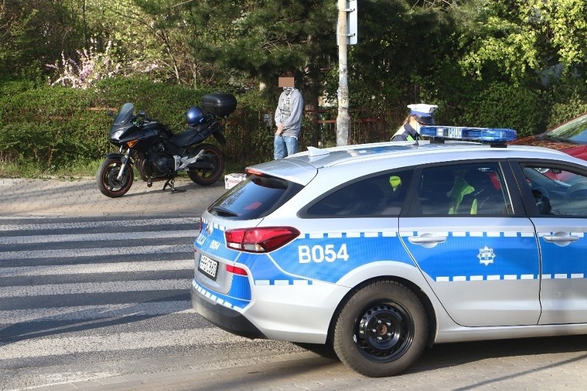 Wypadek z udziałem motocyklisty na ulicy Skarbowców (ZDJĘCIA)