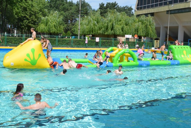 Atrakcja na basenie aquatrack z dmuchanymi poduchami