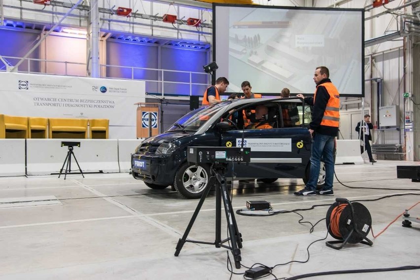 Testem zderzeniowym według standardów Euro NCAP Przemysłowy...