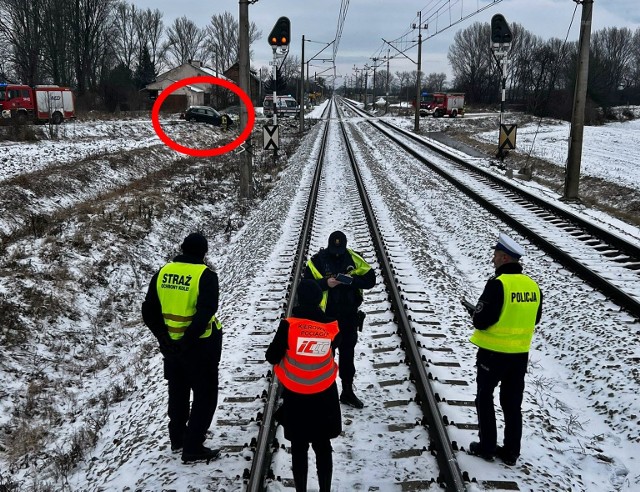Zderzenie pociągu z samochodem osobowym na trasie Wrocław-Kłodzko.