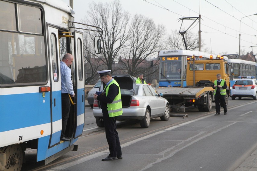 Zepsuty samochód zablokował ruch tramwajów na moście...