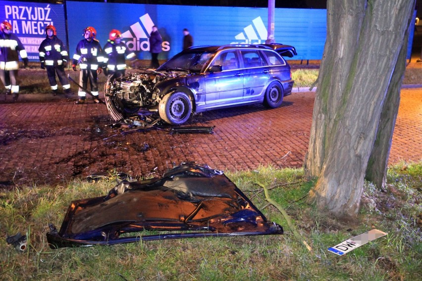 Poważny wypadek na Kruczej. BMW uderzyło w drzewo [ZDJĘCIA]