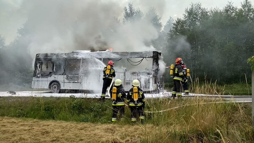 W Mokrzyskach spłonął doszczętnie autobus MPK Brzesko, na szczęście w środku nie było pasażerów [ZDJĘCIA]