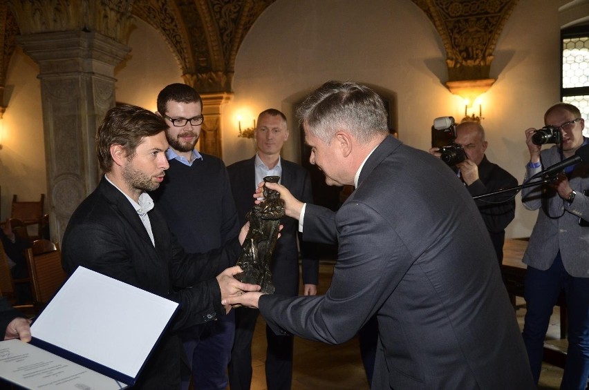 Jerzy Stępień wręcza nagrodę Quadro projektantom Pixela.