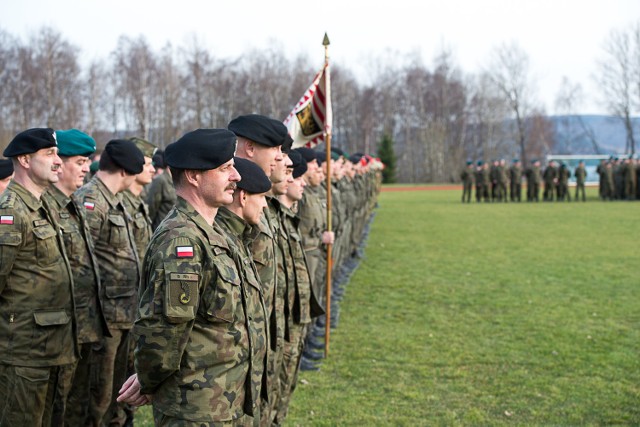 Po wciągnięciu flagi NATO oraz odegraniu jego hymnu żołnierze WKPW są gootwi do rozpoczęcia ćwiczenia "Crystal Eagle 13".