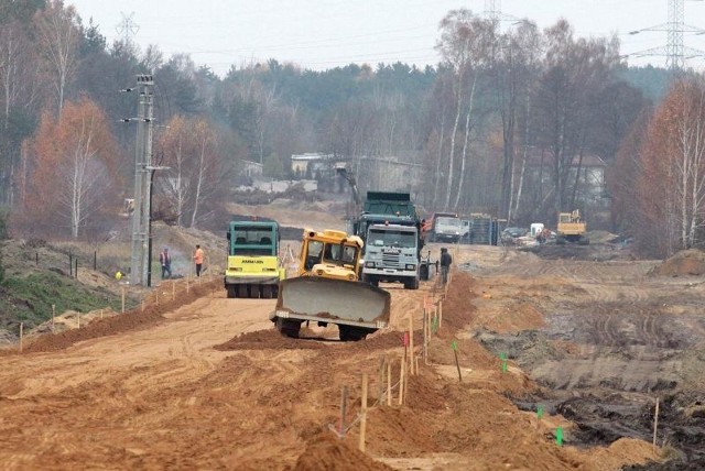 Między ulicą Aleksandrowicza a budowanym mostem nad rzeką Mleczną ciężki sprzęt przygotowuje grunt pod budowę jezdni.