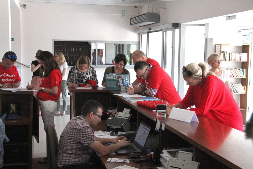 Oddawali krew przed Urzędem Marszałkowskim w Kielcach [GALERIA]