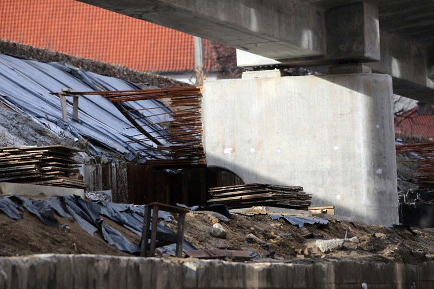 Kraków. Rosną nowe estakady kolejowe w centrum. Mieszkańcy niepokoją się o zabytkowy wiadukt na Grzegórzkach [ZDJĘCIA]