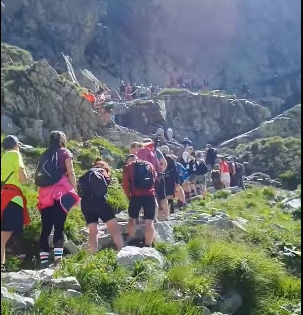 Tatry. W górach tłumy. Tworzą się korki pod szczytami