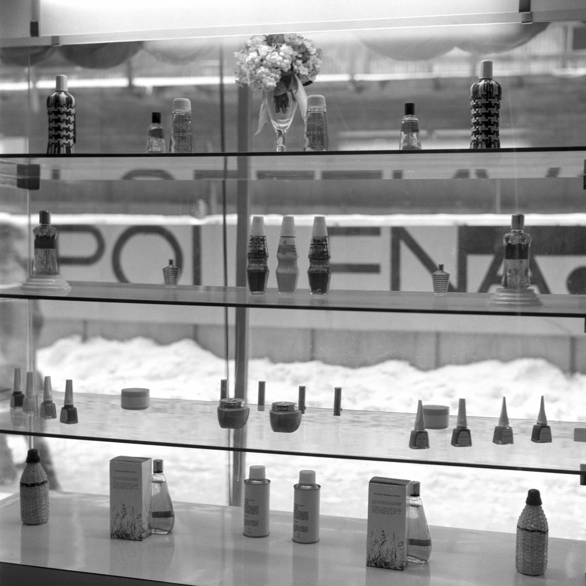 Perfumy Kt rymi Pachnia y Kobiety W PRL u Portal I pl perfumy-kt-rymi-pachnia-y-kobiety-w-prl-u-portal-i-pl