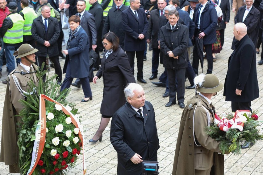 Rocznica pogrzebu pary prezydenckiej na Wawelu [ZDJĘCIA]