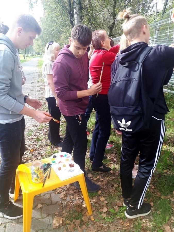 Międzypokoleniowe drużyny wykonały jesienne obrazy w Parku Pojednania Narodów [ZDJĘCIA]