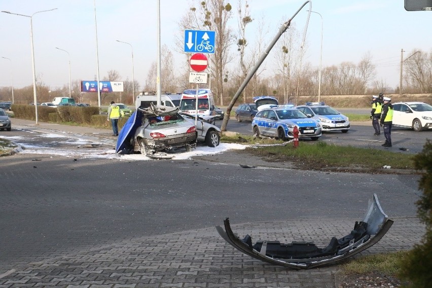 Śmiertelny wypadek na Psim Polu. Auto rozpadło się po uderzeniu w latarnię (ZDJĘCIA)