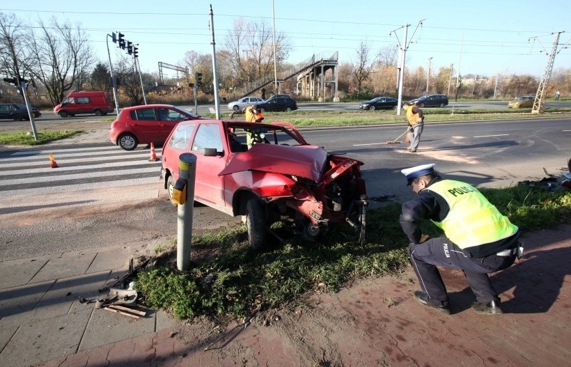 Wypadek al. Włókniarzy i ul. Srebrzyńska. 3 osoby ranne [zdjęcia, FILM]