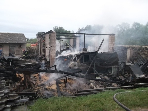 W pożarze w miejscowości Leśne Chałupy w gminie Tarłów (powiat opatowski) spłonęła stodoła i wiata, w której stał dostawczy fiat ducato. Według strażaków ktoś zaprószył tam ogień.