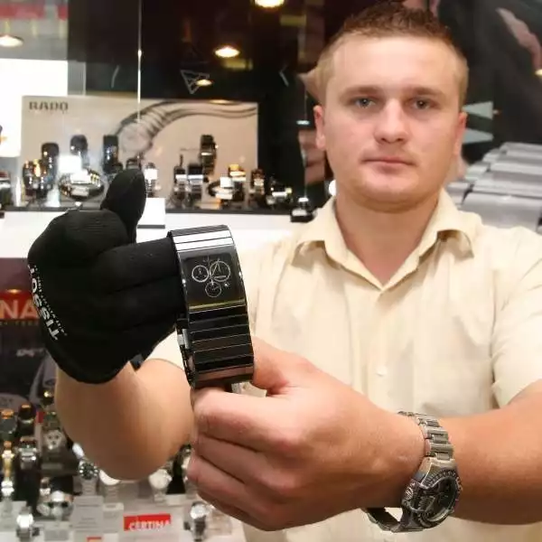 Mariusz Prusak demonstruje zegarek za ponad 8000 złotych. W Opolu są na nie kupcy.