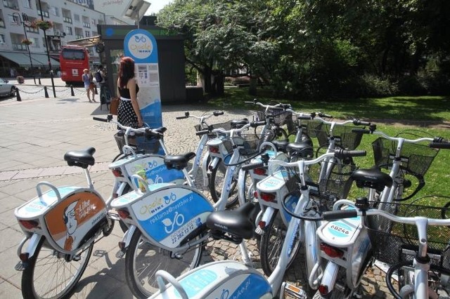 Wypożyczalnia rowerów na placu Wolności.