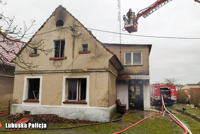 Żagańscy policjanci ustalają dokładne okoliczności i przyczyny wybuchu gazu, do którego doszło w domu jednorodzinnym w miejscowości Nowa Jabłona. Policjanci oraz służby ratownicze przez wiele godzin pracowały na miejscu zdarzenia. W pomieszczeniu, w którym doszło do wybuchu, znajdował się 91-letni mężczyzna, którego życia pomimo reanimacji nie udało się uratować.Dyżurny żagańskiej jednostki zgłoszenie o prawdopodobnym wybuchu gazu w domku jednorodzinnym  otrzymał we wtorek (28 stycznia) chwilę po godzinie 14. Jako pierwsi o wydarzeniu zaalarmowali sąsiedzi. - Na miejsce natychmiast zostali skierowani funkcjonariusze żagańskiej jednostki, a także strażacy, którzy przystąpili do ugaszania częściowo zajętego przez ogień budynku. Niestety w pomieszczeniu, w którym doszło do wybuchu butli gazowej, znajdował się 91-letni mężczyzna, którego życia pomimo reanimacji nie udało się uratować - mówi sierż. szt. Aleksandra Jaszczuk z Komendy Powiatowej Policji w Żaganiu.Obecni na miejscu tragedii funkcjonariusze zabezpieczali miejsce zdarzenia, ustalali i rozmawiali ze świadkami. Czynności na miejscu śledczy wykonywali z udziałem biegłego z zakresu pożarnictwa. Funkcjonariusze zabezpieczali ślady, które pomogą w wyjaśnieniu okoliczności tego zdarzenia. O całej sytuacji został powiadomiony Powiatowy Inspektor Nadzoru Budowlanego, który po przeprowadzeniu rozpoznania budynku stwierdził,  że nie nadaje się on do dalszego użytkowania.  Zgromadzony w sprawie materiał dowodowy jest przez śledczych szczegółowo analizowany.Polecamy wideo: Wybuch gazu w garażu na Śląsku. Mężczyzna przygnieciony gruzem