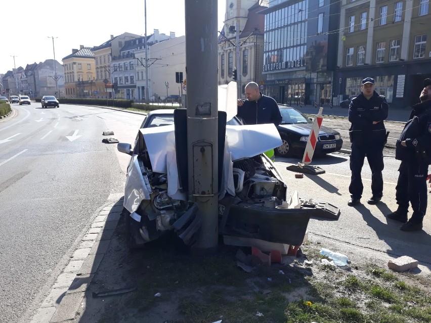 Groźny wypadek na Kazimierza Wielkiego. Skoda wylądowała na słupie (ZDJĘCIA)