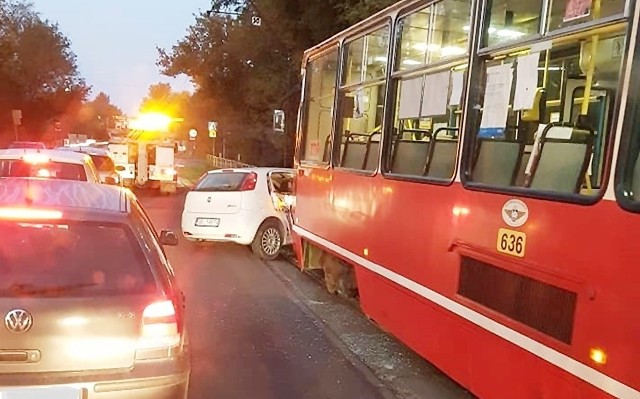 Samochód zderzył się z tramwajem na Dańdówce w Sosnowcu. Zobacz kolejne zdjęcia. Przesuń zdjęcia w prawo - wciśnij strzałkę lub przycisk NASTĘPNE