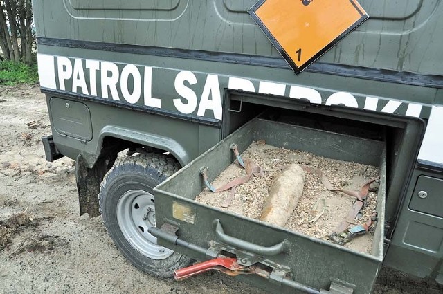 122-milimetrowy granat już po wydobyciu przez saperów z wykopu i umieszczeniu w schowku wozu patrolu saperskiego. Za chwilę transport odjechał na poligon. 